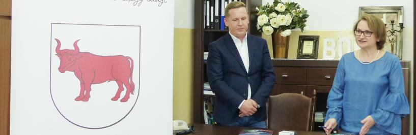Prezes Skrzypkowski i Dyrektor Fionik podczas podpisywania umowy