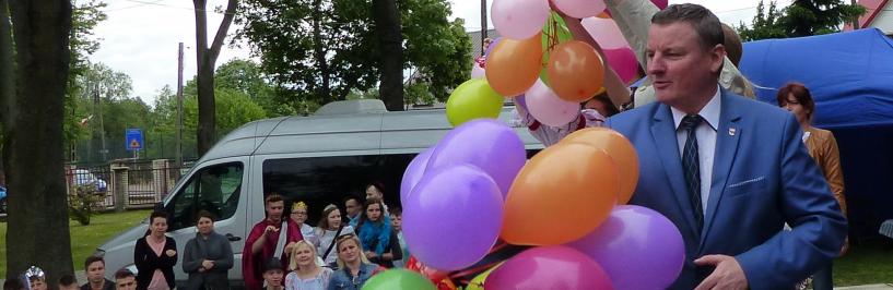 Burmistrz z balonikami podczas otwarcia 38. Dni Bielska Podlaskiego