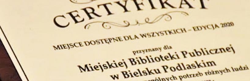 Ilustracja przedstawia grawerton - certyfikat miejsca dostępnego dla wszystkich przyznany Miejskiej Bibliotece Publicznej w Bielsku Podlaskim
