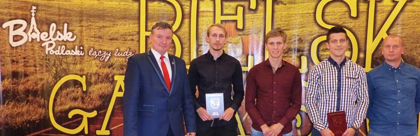 Burmistrz z nagrodzonymi piłkarzami Tura podczas Gali Sportu