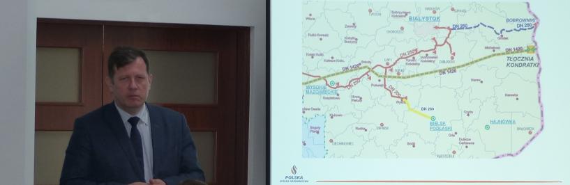 Dyrektor Grzegorz Mackiewicz i mapa planów inwestycyjnych