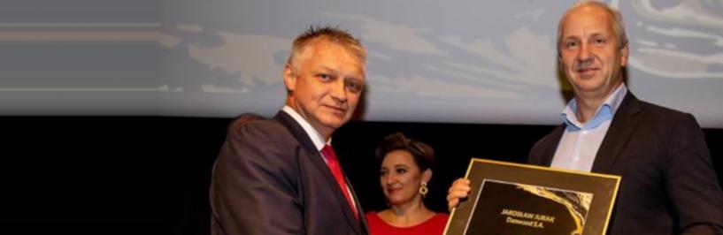 Redaktor naczelny Jarosław Jabłoński wręcza nagrodę prezesowi Jarosławowi Jurakowi