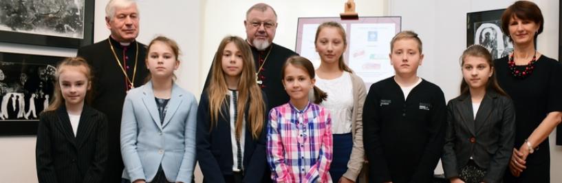 Leureaci konkursu w towarzystwie biskupa seniora Antoniego Dydycza