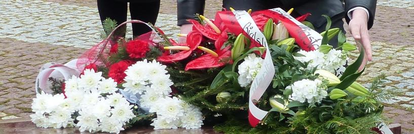 Burmistrz składa kwiaty przed pomnikiem Jana Pawła II