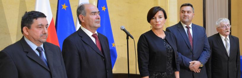 Pani Elżbieta Tomczuk podczas uroczystości w sali im. Tadeusza Mazowieckiego w Kancelarii Prezesa Rady Ministrów.