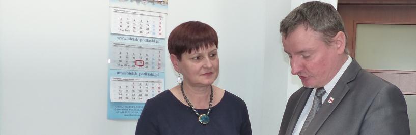 Dyrektor SP5 Zofia Małgorzata Tymińska i Burmistrz Jarosław Borowski