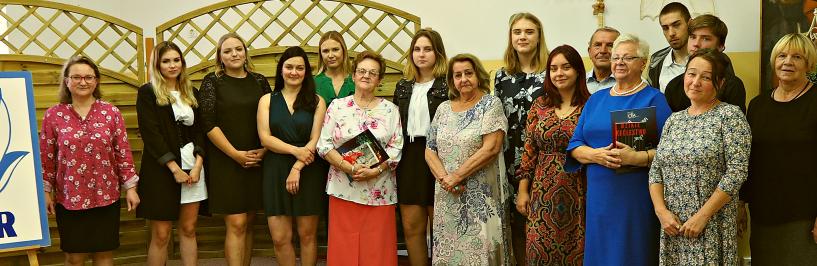 Wspólne zdjęcie uczestników eliminacji powiatowych Ogólnopolskiego Konkursu Recytatorskiego w Bielskim Domu Kultury