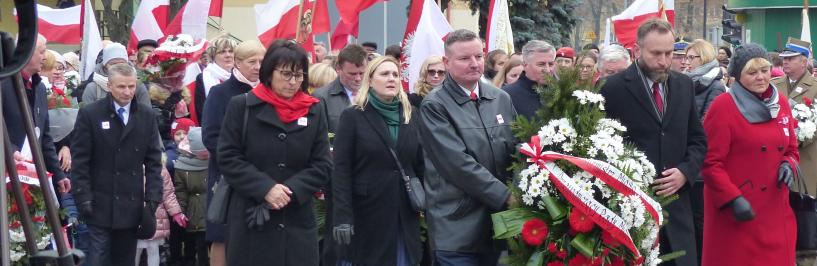 Złożenie wieńca pod pomnikiem