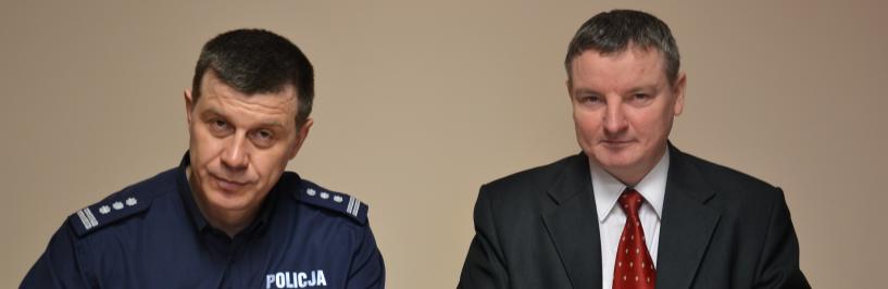 Burmistrz Jarosław Borowski (z lewej) podpisuje umowę z komendantem Wojciechem Rutkowskim