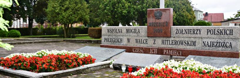 Na zdjęciu: bogato ukwiecona mogiła żołnierzy polskich na cmentarzu wojennym w Bielsku Podlaskim