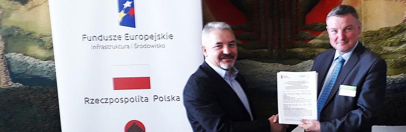 Burmistrz podczas wymieniania się podpisanymi dokumentami w NFOŚiGW w Warszawie