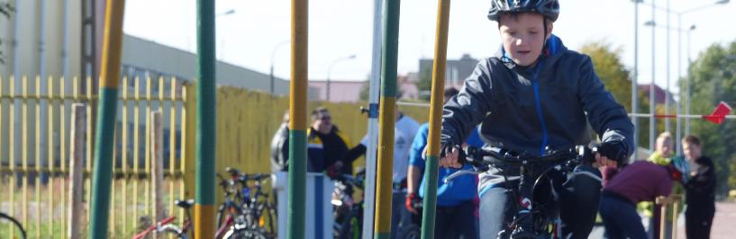 Jeden z młodych zawodników pokonuje na rowerze tor przeszkód