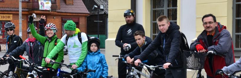 rowerzyści pod ratuszem w Bielsku