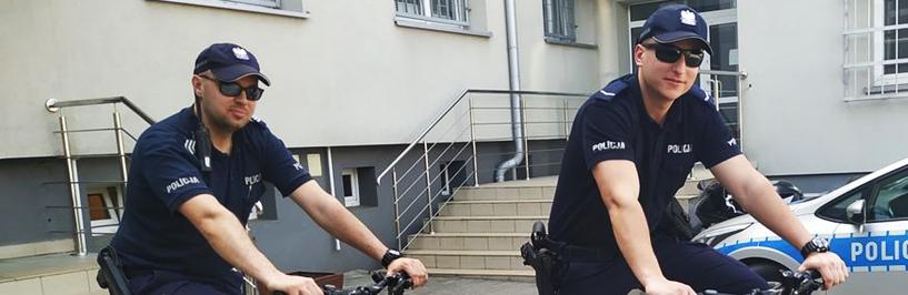 Dwaj policjanci na rowerach