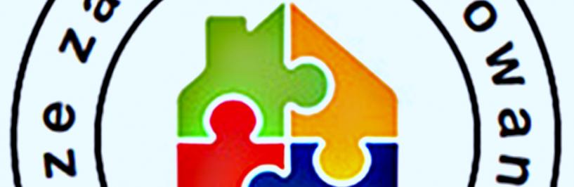 ilustracja przedstawia logotyp składający się z domku zbudowanego z czterech różnokolorowych puzzli oraz okalający go napis: dobrze zaprojektowana szkoła.