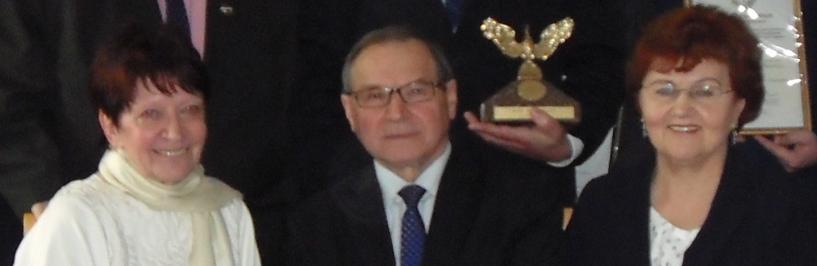 Prezes Antonina Turkowicz i Burmistrz Jarosław Borowski podczas odbierania nagród