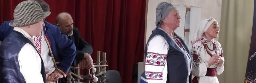 Aktorzy amatorskiego teatru z Ukrainy podczas wystawiania spektaklu w tymczasowej siedzibie Bielskiego Domu Kultury