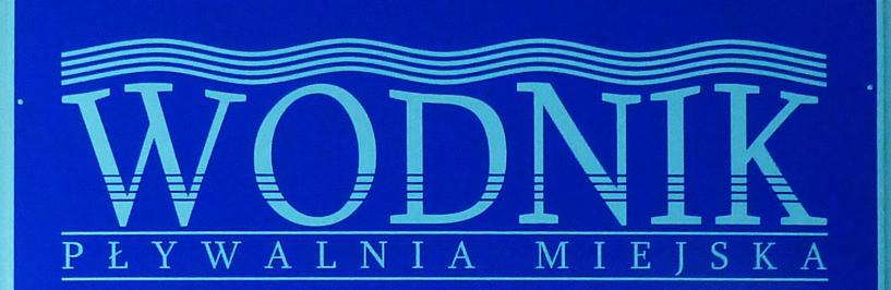 Fragment pływalni z logo z jej nazwą Wodnik
