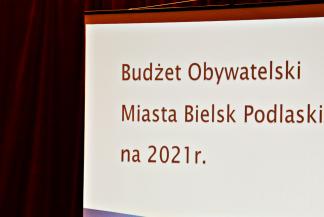 Na zdjęciu: napis Budżet Obywatelski Miasta Bielsk Podlaski na rok 2021 wyświetlony na białym ekranie