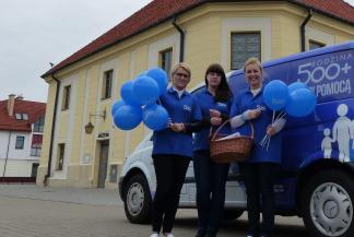 Przedstawicielki Podlaskiego Urzędu Wojewódzkiego podczas akcji Bus 500 plus w Bielsku Podlaskim