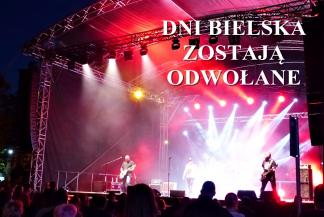 Zdjęcie sceny podczas koncertu Dni Bielska 2019 z napisem "Dni Bielska zostają odwołane"