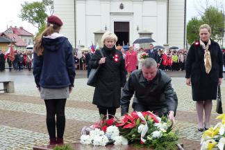 Burmistrz składa kwiaty przed pomnikiem Jana Pawła II