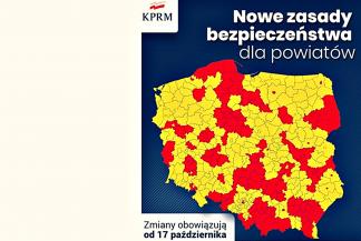 Na ilustracji: kolorowa mapa Polski na niebieskim tle. Polska z podziałem na powiaty w kolorach żółtym i czerwonym.