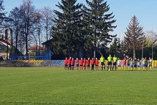 Młodzi piłkarze przed meczem na stadionie miejskim w Bielsku Podlaskim