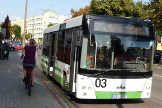 Zdjęcie autobusu komunikacji miejskiej na przystanku przy ulicy Mickiewicza w Bielsku Podlaskim