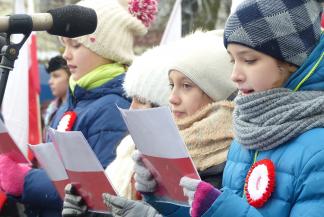 Dzieci podczas uroczystości niepodległościowych