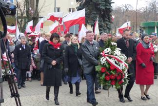 Złożenie wieńca pod pomnikiem