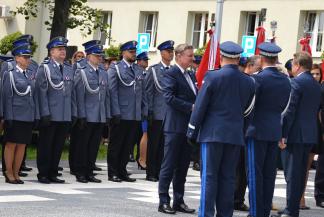 Moment wręczania medalu burmistrzowi przez ministra