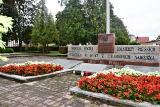 Na zdjęciu: bogato ukwiecona mogiła żołnierzy polskich na cmentarzu wojennym w Bielsku Podlaskim