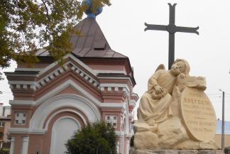 Pomnik Mitii Ozierskiego na tle grobowca pułkownika Erhna