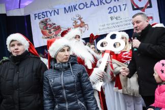 Festyn w amfiteatrze z udziałem burmistrza i mikołaja