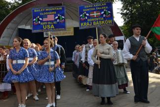 Tancerze z USA i Kraju Basków na scenie amfiteatru