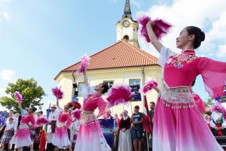 Zespół z Tajwanu przed bielskim ratuszem